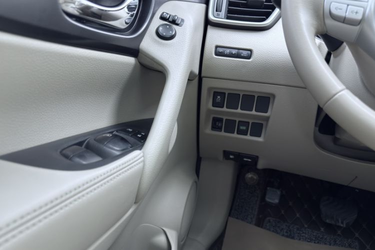 Used Nissan X-Trail 2014 2.0L CVT Comfort Edition 2WD Interior 4