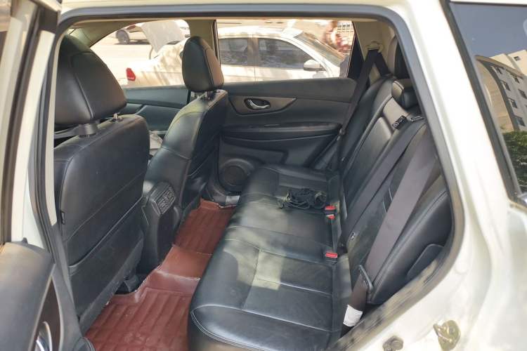 Used Nissan X-Trail 2014 2.0L CVT Comfort Edition 2WD Interior 4