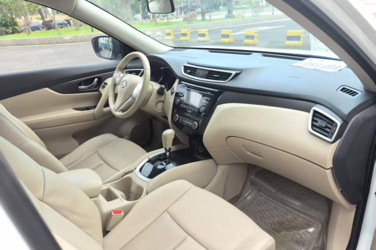 Used Nissan X-Trail 2014 2.0L CVT Comfort Edition 2WD Interior 4