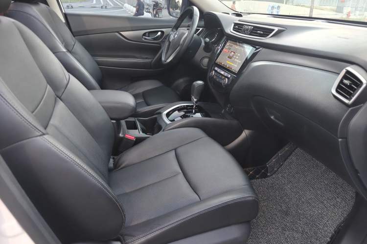 Used Nissan X-Trail 2014 2.0L CVT Comfort Edition 2WD Interior 4