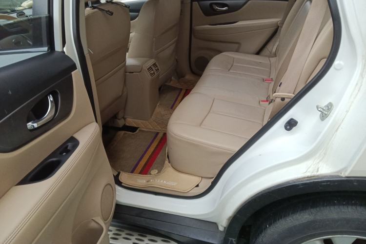 Used Nissan X-Trail 2014 2.0L CVT Comfort Edition 2WD Interior 4