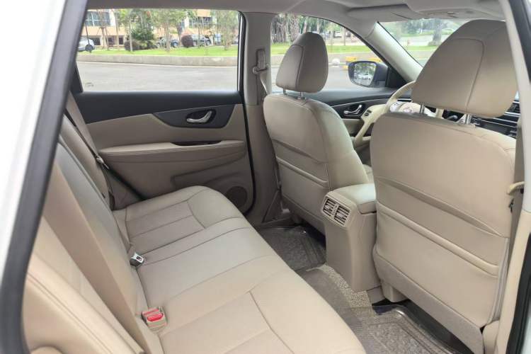 Used Nissan X-Trail 2014 2.0L CVT Comfort Edition 2WD Interior 5