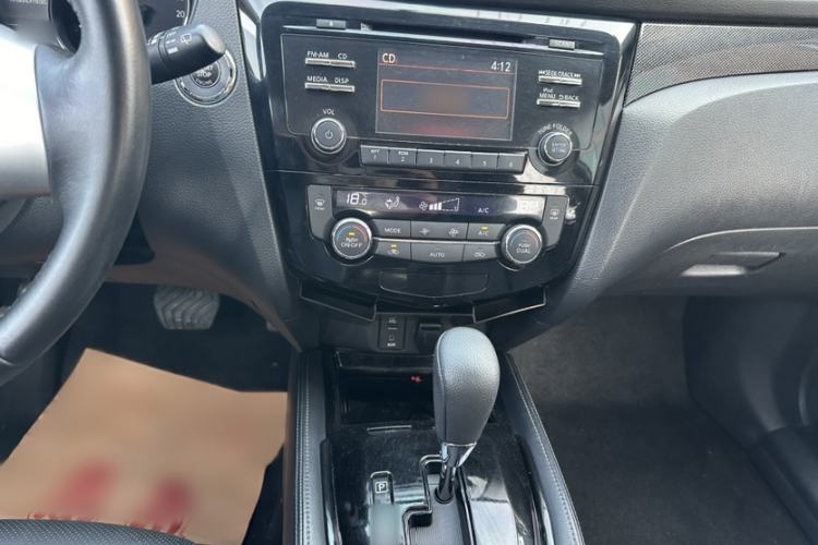 Used Nissan X-Trail 2014 2.5L CVT Luxury Edition 4WD Interior 6