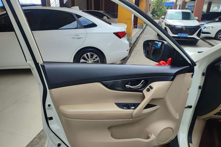 Used Nissan X-Trail 2014 2.5L CVT Luxury Edition 4WD Interior 7