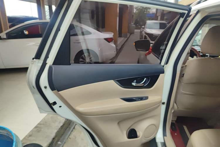 Used Nissan X-Trail 2014 2.5L CVT Luxury Edition 4WD Interior 8