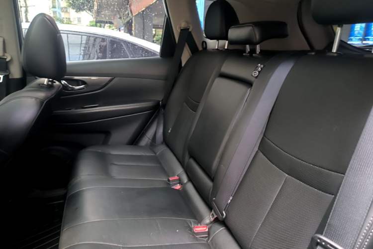 Used Nissan X-Trail 2014 2.5L CVT Leading Edition 4WD Left Rear Seat