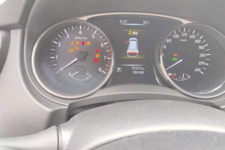 Used Nissan X-Trail 2014 2.5L CVT Ultimate Edition 4WD Odometer Close Up