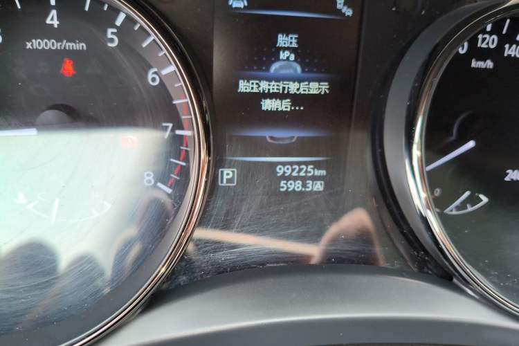 Used Nissan X-Trail 2014 2.5L CVT Luxury Edition 4WD Odometer Close Up