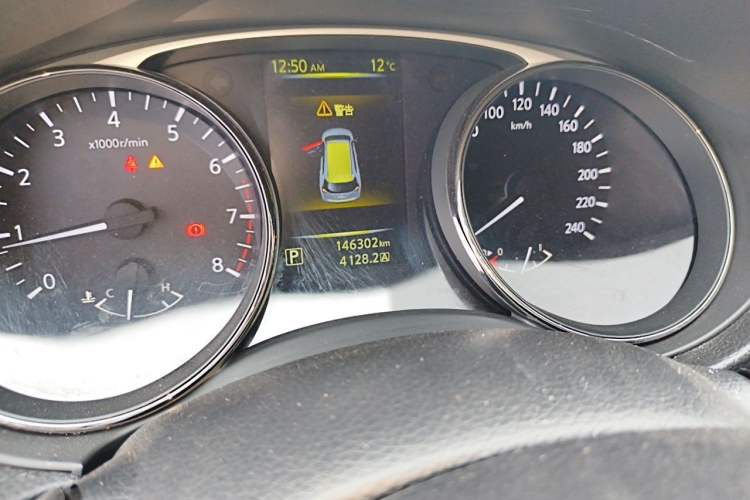 Used Nissan X-Trail 2014 2.5L CVT Leading Edition 4WD Odometer Close Up