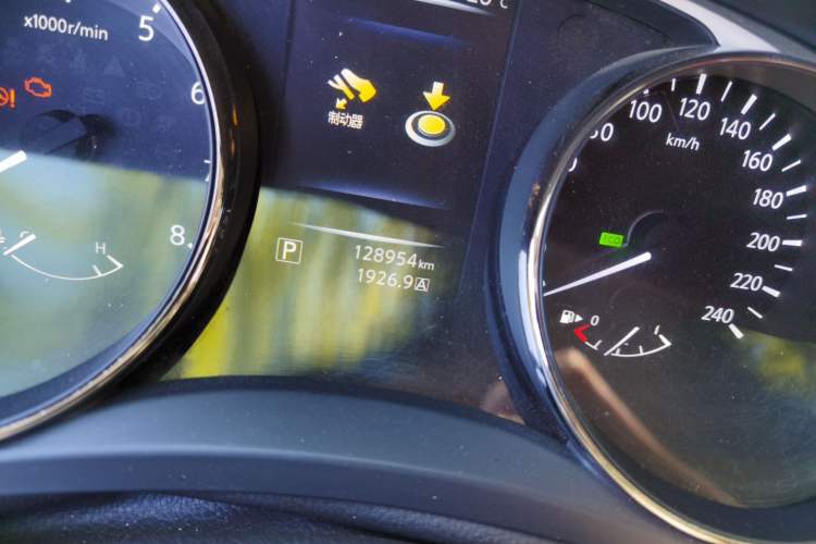Used Nissan X-Trail 2014 2.5L CVT Leading Edition 4WD Odometer Close Up