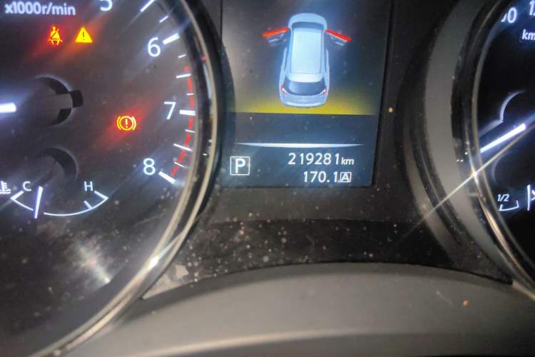 Used Nissan X-Trail 2014 2.5L CVT Leading Edition 4WD Odometer Close Up