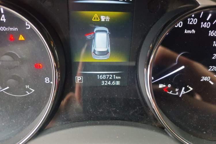 Used Nissan X-Trail 2014 2.0L CVT Comfort Edition 2WD Odometer Close Up