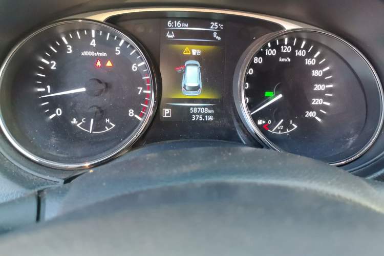 Used Nissan X-Trail 2014 2.5L CVT Luxury Edition 4WD Odometer Close Up