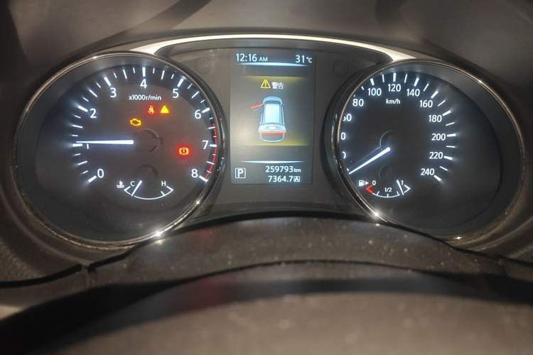 Used Nissan X-Trail 2014 2.0L CVT Comfort Edition 2WD Odometer Close Up