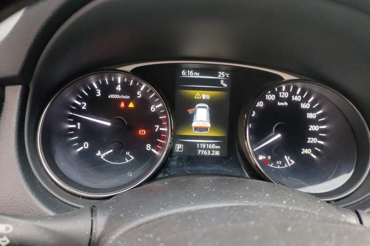 Used Nissan X-Trail 2014 2.5L CVT Luxury Edition 4WD Odometer Close Up