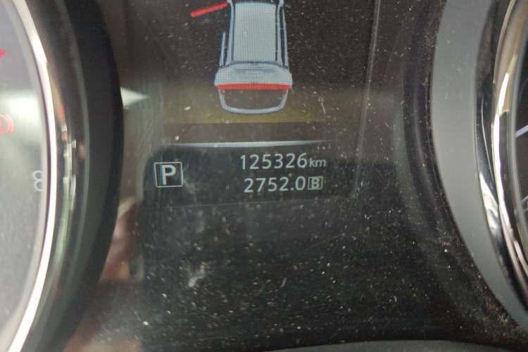 Used Nissan X-Trail 2014 2.5L CVT Luxury Edition 4WD Odometer Close Up