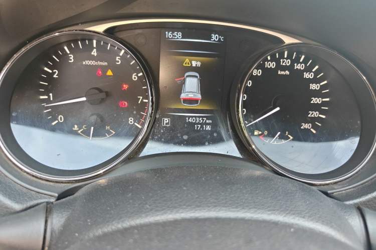 Used Nissan X-Trail 2014 2.5L CVT Ultimate Edition 4WD Odometer Close Up