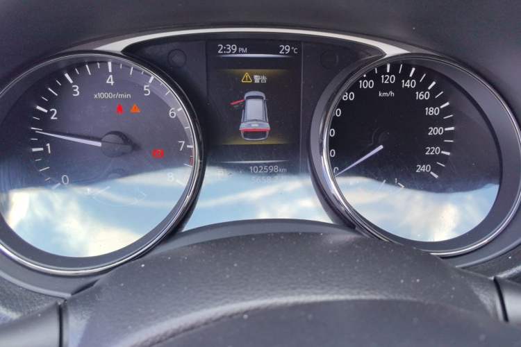 Used Nissan X-Trail 2014 2.0L CVT Comfort Edition 2WD Odometer Close Up