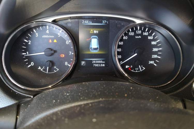 Used Nissan X-Trail 2014 2.0L CVT Comfort Edition 2WD Odometer Close Up