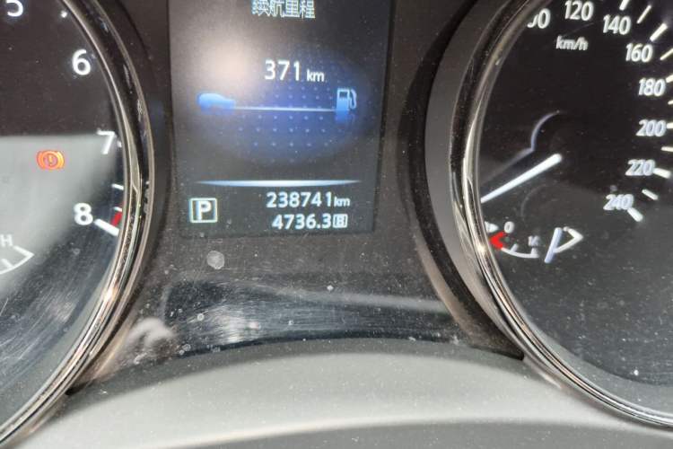 Used Nissan X-Trail 2014 2.5L CVT Ultimate Edition 4WD Odometer Close Up