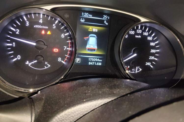 Used Nissan X-Trail 2014 2.5L CVT Luxury Edition 4WD Odometer Close Up