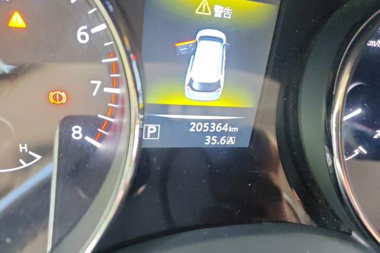 Used Nissan X-Trail 2014 2.5L CVT Leading Edition 4WD Odometer Close Up
