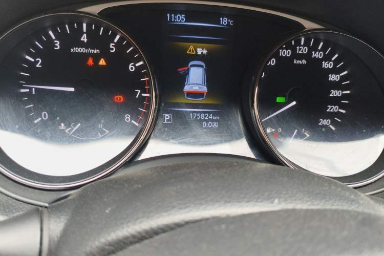 Used Nissan X-Trail 2014 2.5L CVT Luxury Edition 4WD Odometer Close Up
