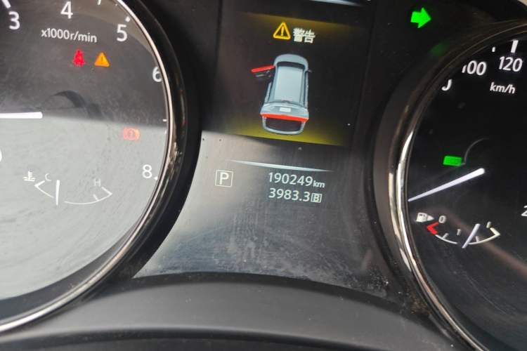 Used Nissan X-Trail 2014 2.0L CVT Comfort Edition 2WD Odometer Close Up