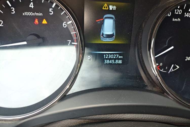 Used Nissan X-Trail 2014 2.0L CVT Comfort Edition 2WD Odometer Close Up