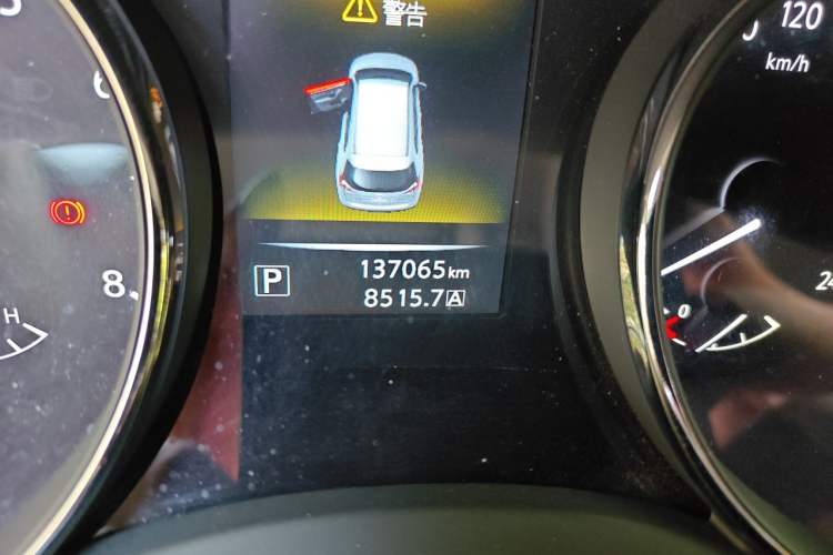 Used Nissan X-Trail 2014 2.5L CVT Luxury Edition 4WD Odometer Close Up