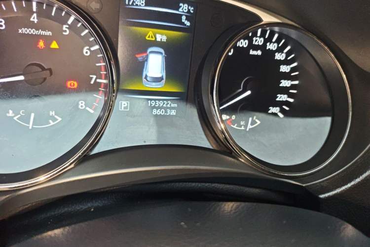 Used Nissan X-Trail 2014 2.5L CVT Luxury Edition 4WD Odometer Close Up