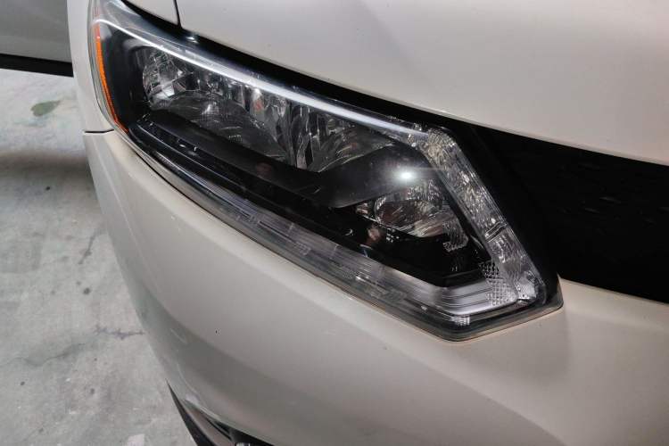 Used Nissan X-Trail 2014 2.5L CVT Luxury Edition 4WD Right Front Headlight