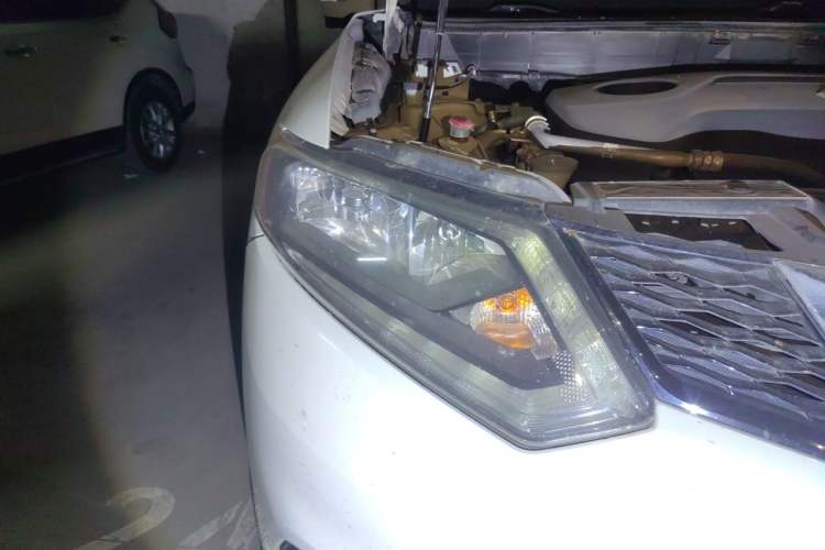 Used Nissan X-Trail 2014 2.5L CVT Luxury Edition 4WD Right Front Headlight