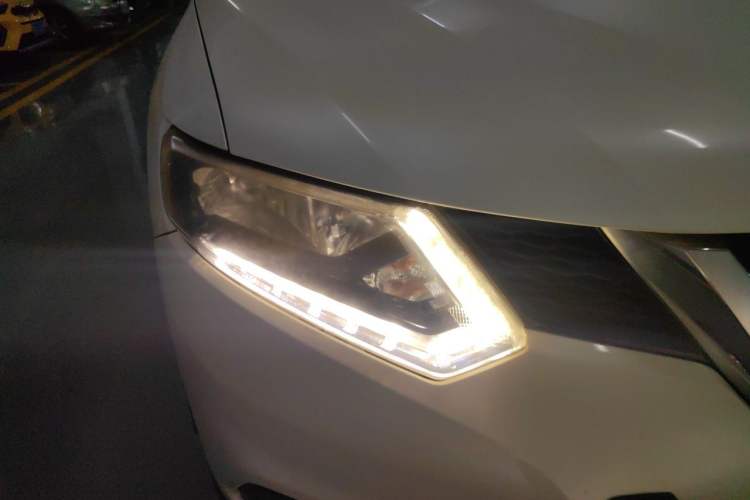Used Nissan X-Trail 2014 2.0L CVT Comfort Edition 2WD Right Front Headlight