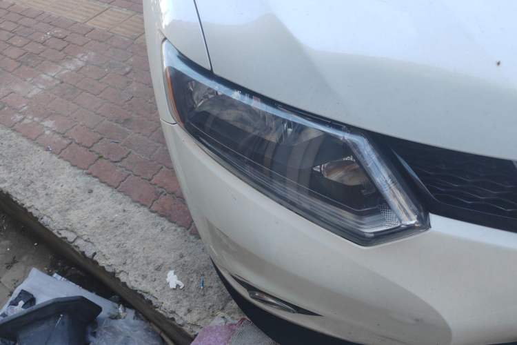 Used Nissan X-Trail 2014 2.5L CVT Luxury Edition 4WD Right Front Headlight