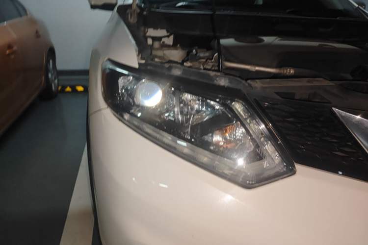 Used Nissan X-Trail 2014 2.5L CVT Luxury Edition 4WD Right Front Headlight