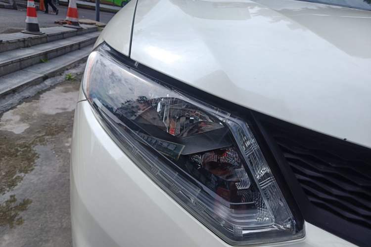 Used Nissan X-Trail 2014 2.5L CVT Luxury Edition 4WD Right Front Headlight