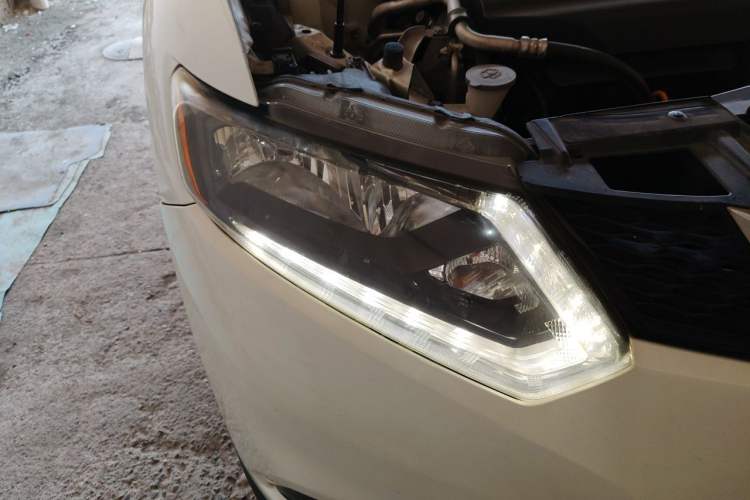 Used Nissan X-Trail 2014 2.0L CVT Comfort Edition 2WD Right Front Headlight
