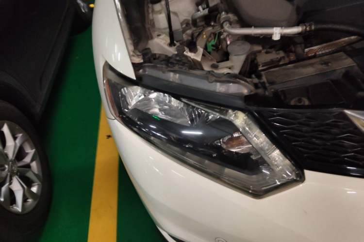 Used Nissan X-Trail 2014 2.5L CVT Luxury Edition 4WD Right Front Headlight
