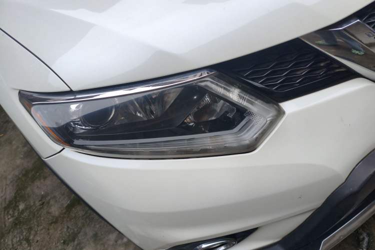 Used Nissan X-Trail 2014 2.5L CVT Luxury Edition 4WD Right Front Headlight