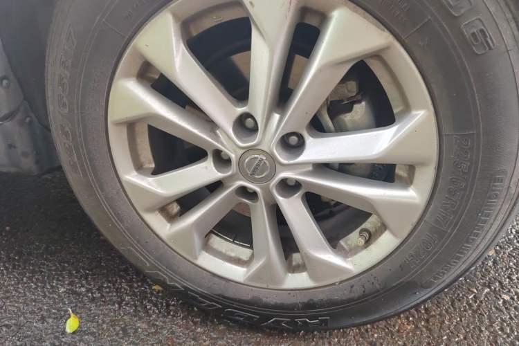 Used Nissan X-Trail 2014 2.5L CVT Luxury Edition 4WD Right Front Wheel Hub
