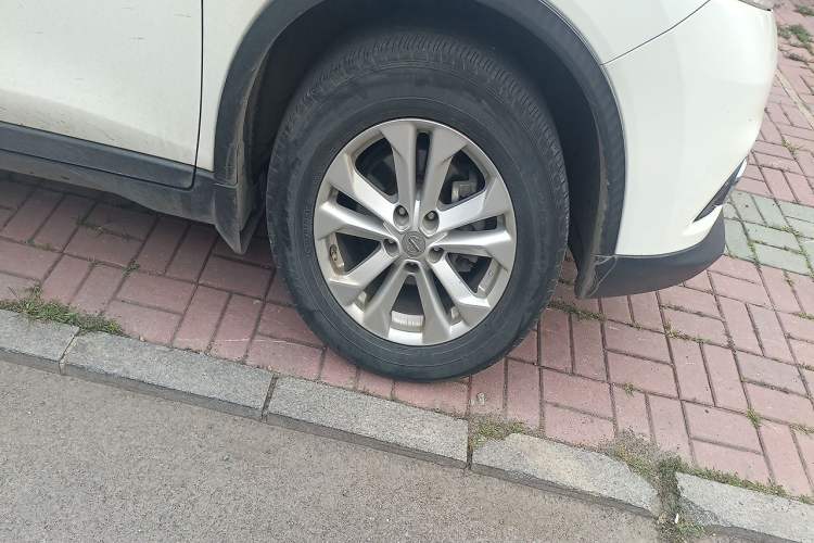 Used Nissan X-Trail 2014 2.5L CVT Luxury Edition 4WD Right Front Wheel Hub