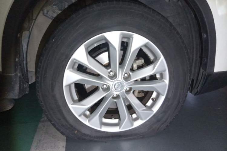 Used Nissan X-Trail 2014 2.5L CVT Luxury Edition 4WD Right Front Wheel Hub