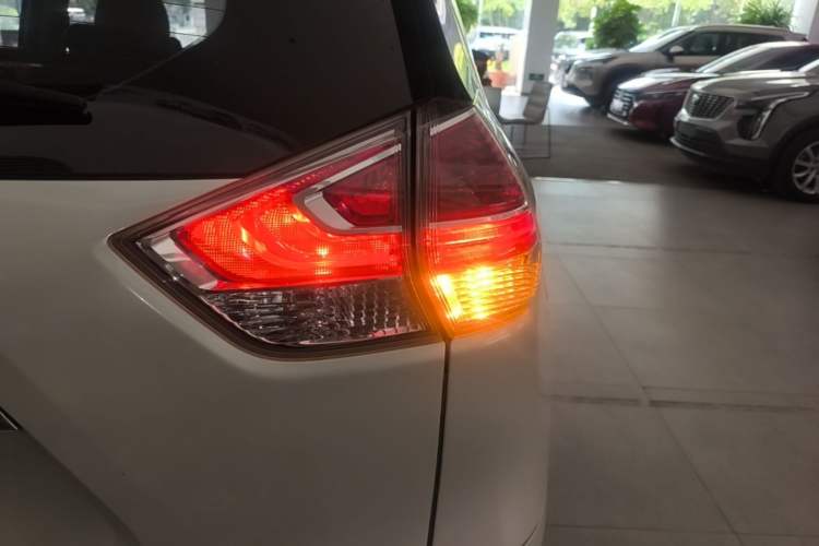 Used Nissan X-Trail 2014 2.5L CVT Leading Edition 4WD Right Rear Taillight