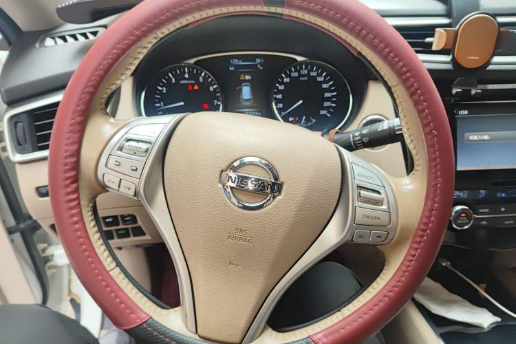 Used Nissan X-Trail 2014 2.5L CVT Luxury Edition 4WD Steering Wheel