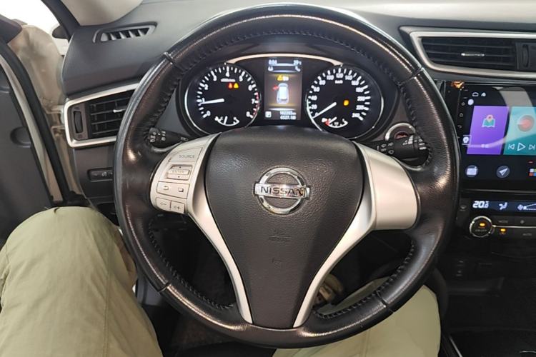 Used Nissan X-Trail 2014 2.5L CVT Luxury Edition 4WD Steering Wheel