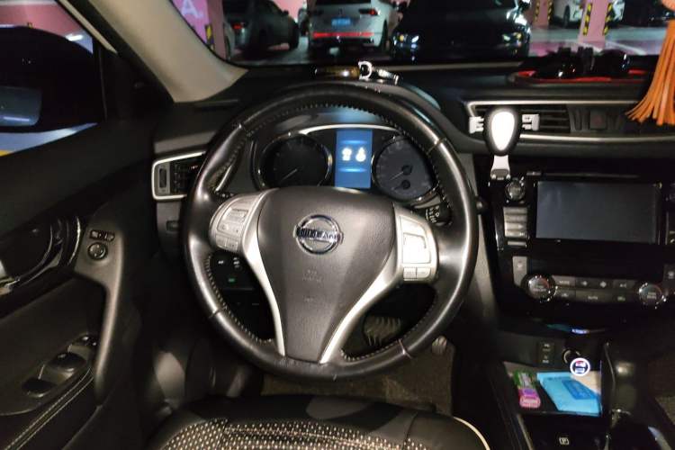 Used Nissan X-Trail 2014 2.5L CVT Luxury Edition 4WD Steering Wheel