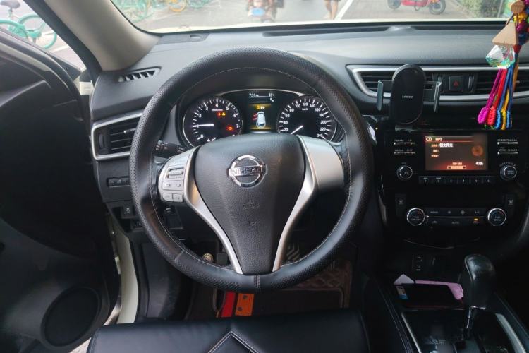 Used Nissan X-Trail 2014 2.5L CVT Luxury Edition 4WD Steering Wheel