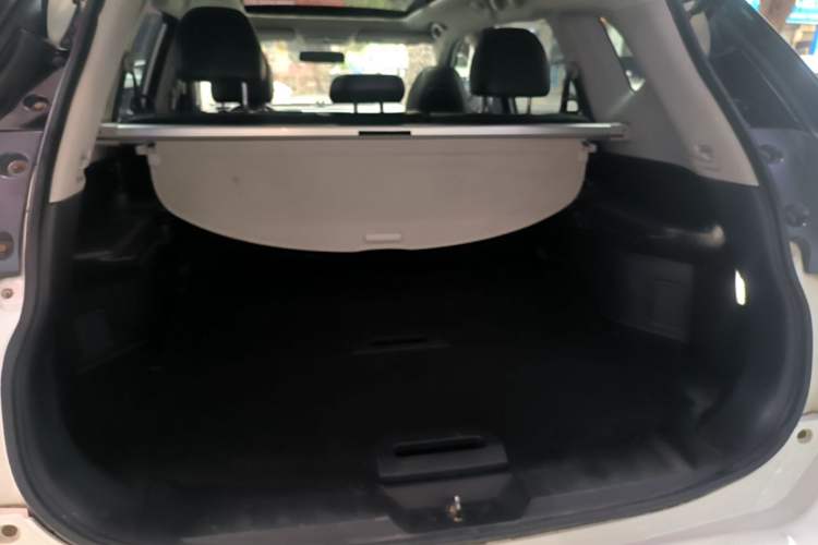 Used Nissan X-Trail 2014 2.5L CVT Leading Edition 4WD Trunk