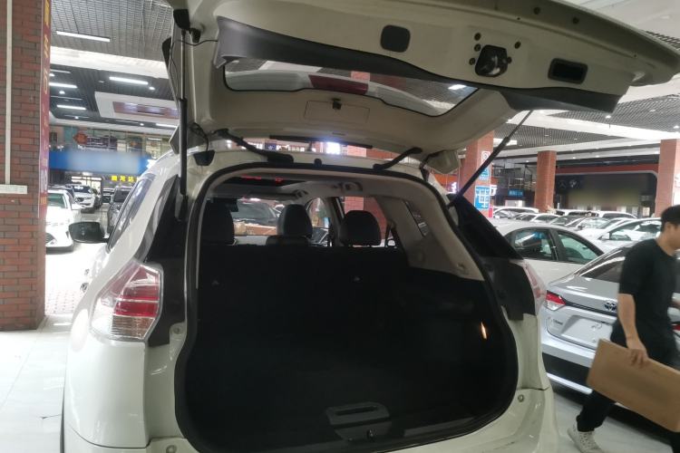 Used Nissan X-Trail 2014 2.5L CVT Leading Edition 4WD Trunk